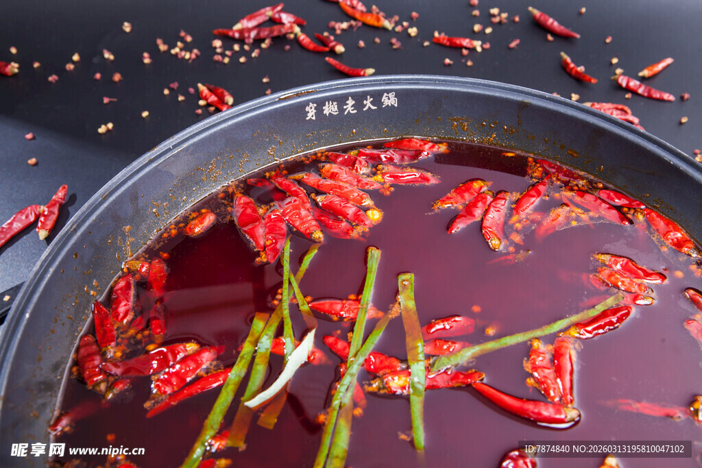 麻辣红油火锅锅底特写