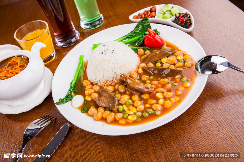 美味西餐套餐摆放在桌