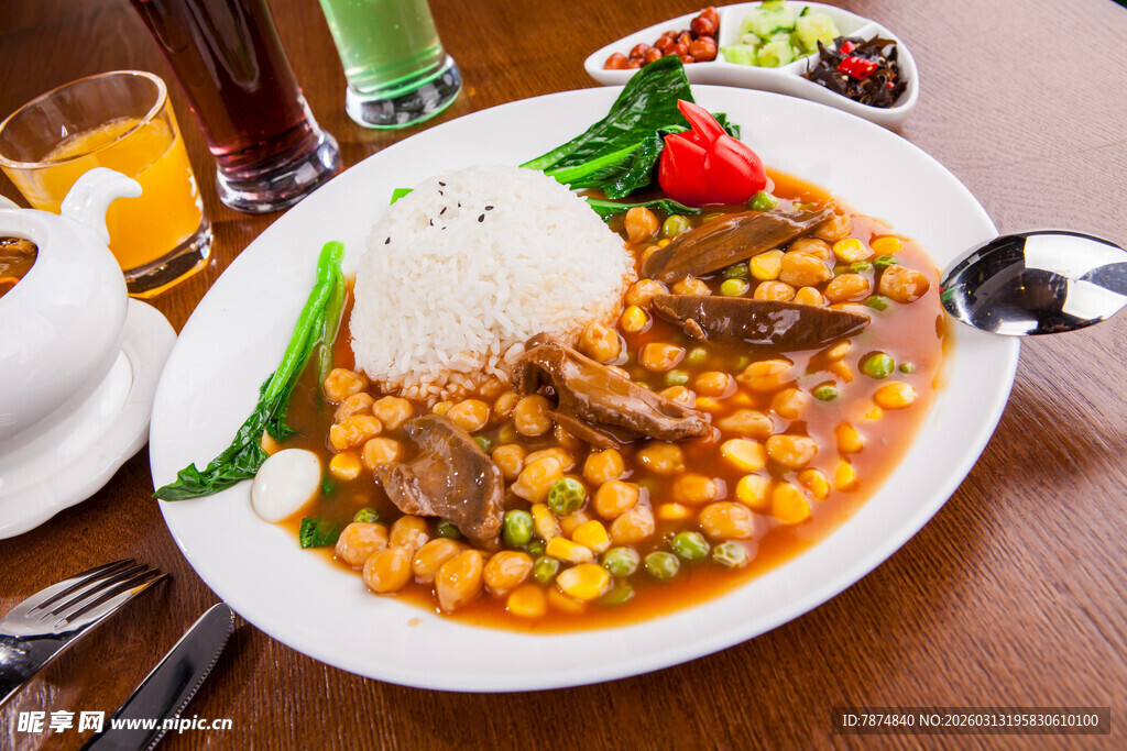 美味咖喱饭搭配多样菜肴