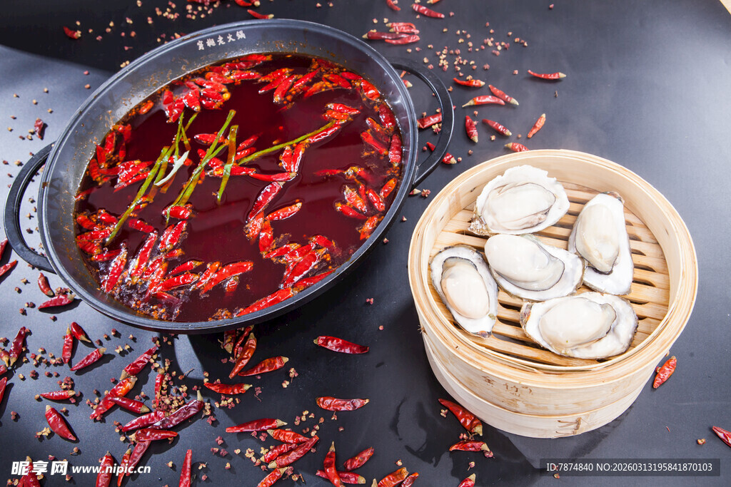 麻辣火锅配鲜嫩蒸饺