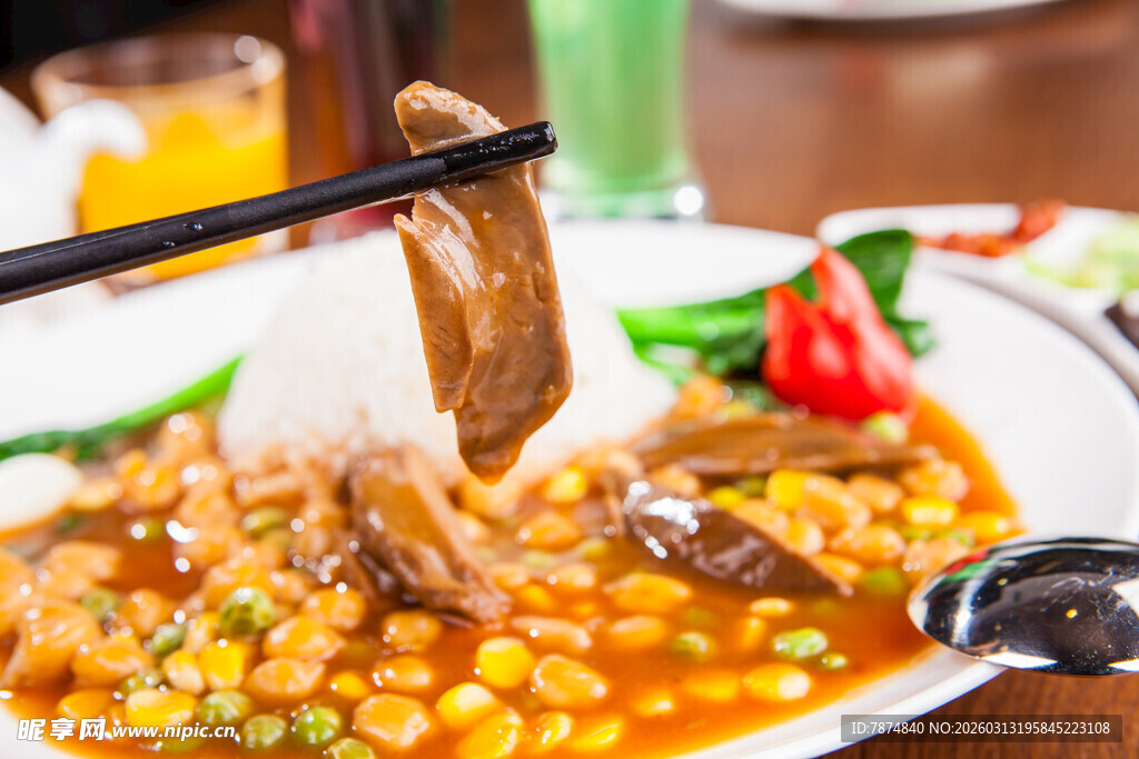 美味牛杂煲 筷子夹起瞬间