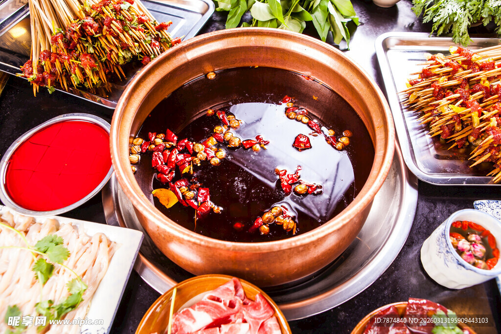 热闹火锅聚餐场景