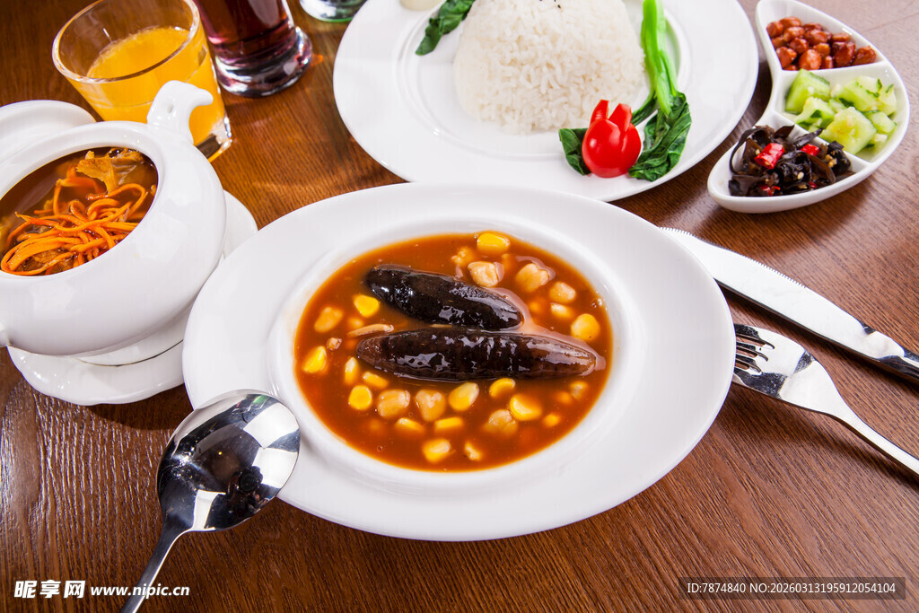 丰盛中式菜肴摆桌