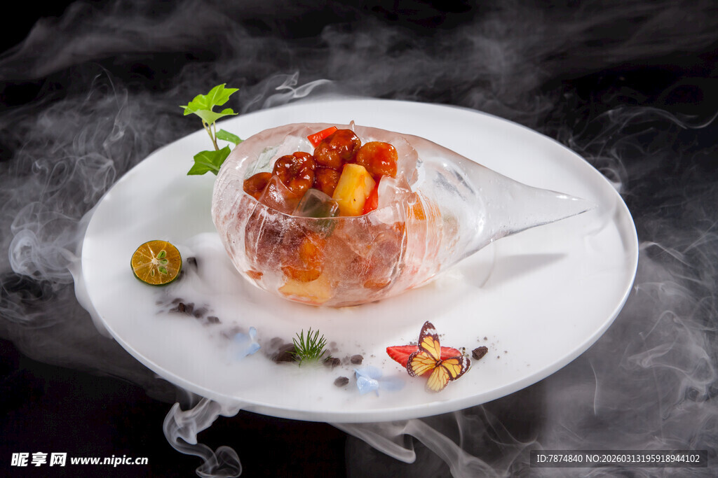 梦幻烟雾中的精致创意菜品