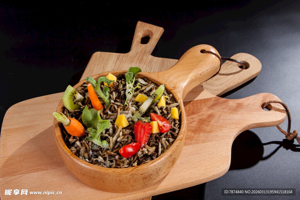 木碗中的多彩蔬菜沙拉