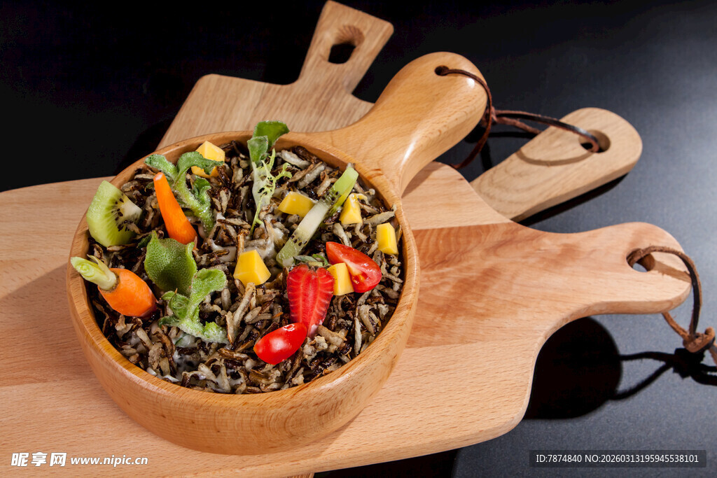 木碗中的多彩蔬菜藜麦饭