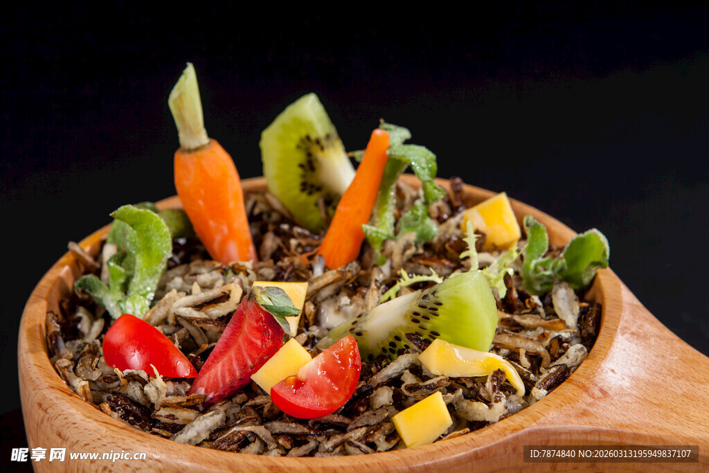 木碗中的多彩蔬菜荞麦面