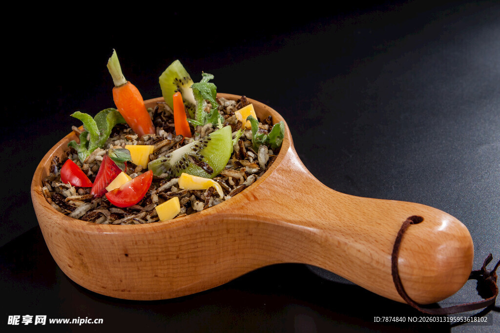 木勺装多彩谷物与蔬菜