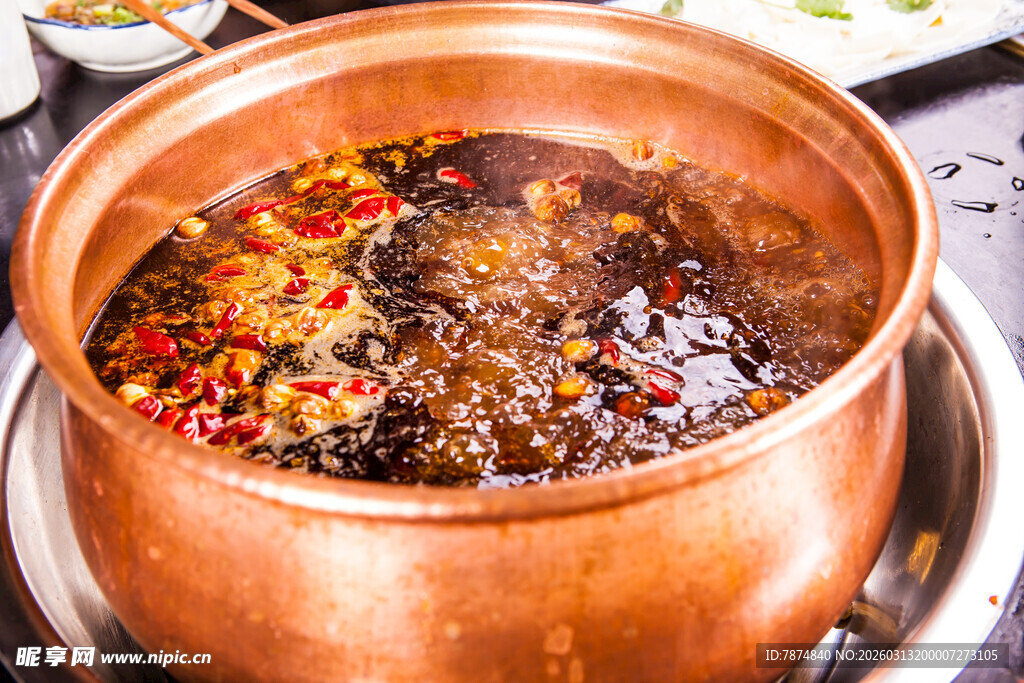 铜锅中的美味麻辣火锅底料
