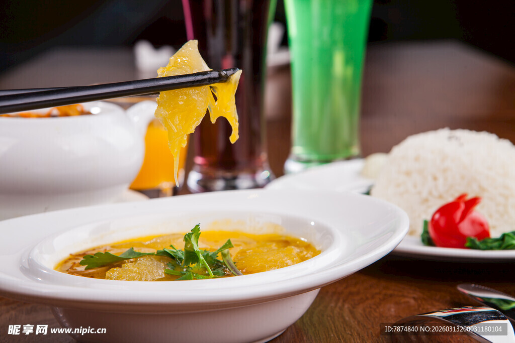 美味汤品搭配多样美食