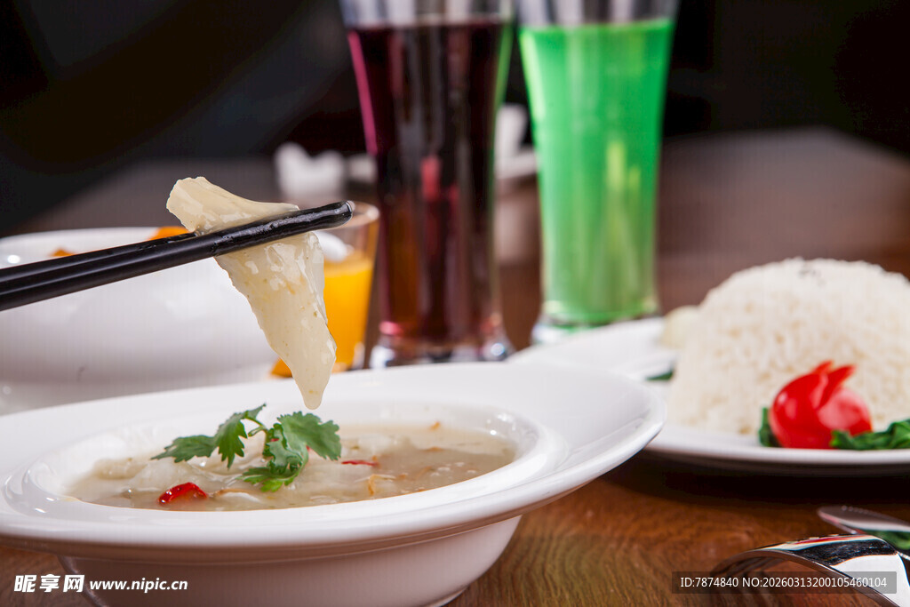 中式餐食搭配多彩饮品