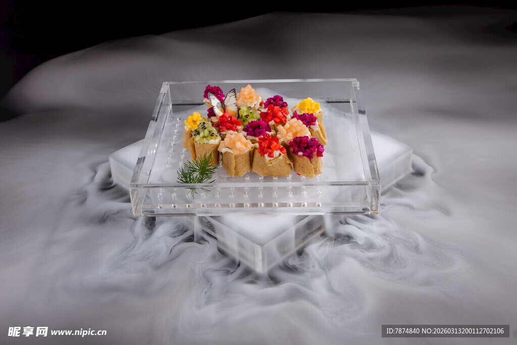 梦幻干冰上的精致甜点拼盘