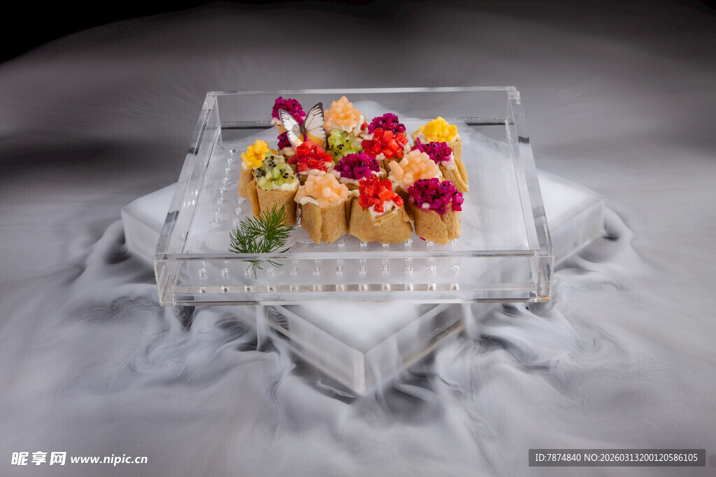 透明托盘上的多彩小甜点