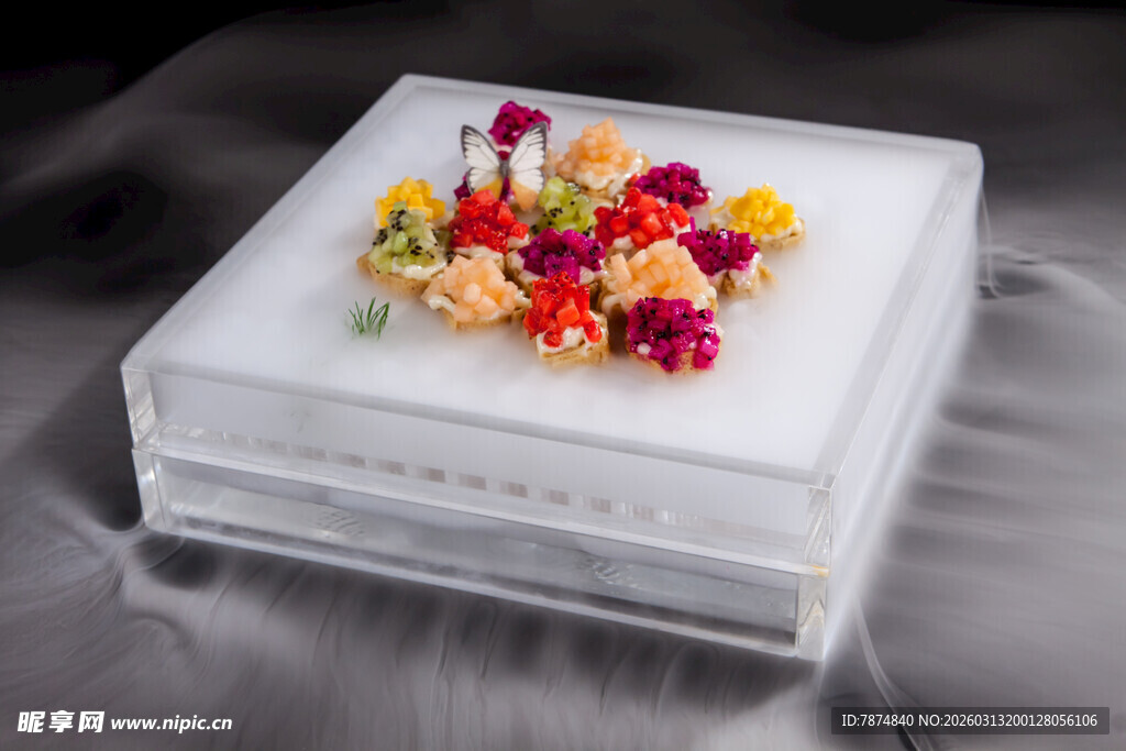 透明方块上的多彩花卉