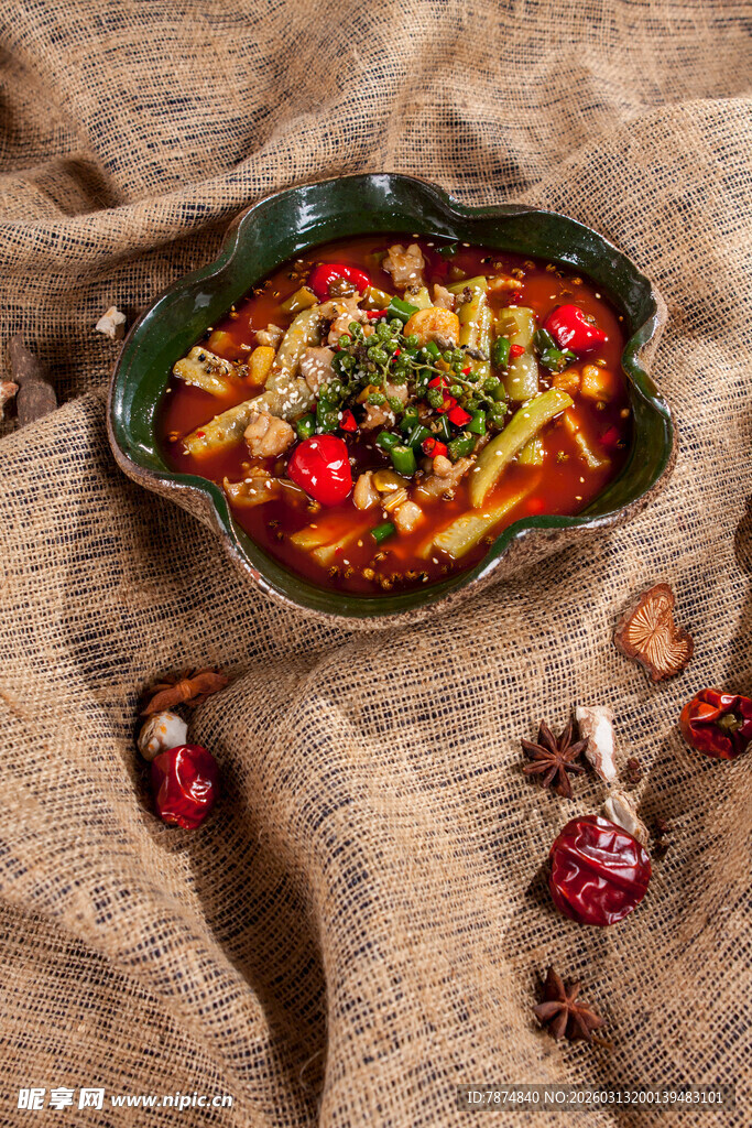 美味多彩蔬菜摆于复古盘