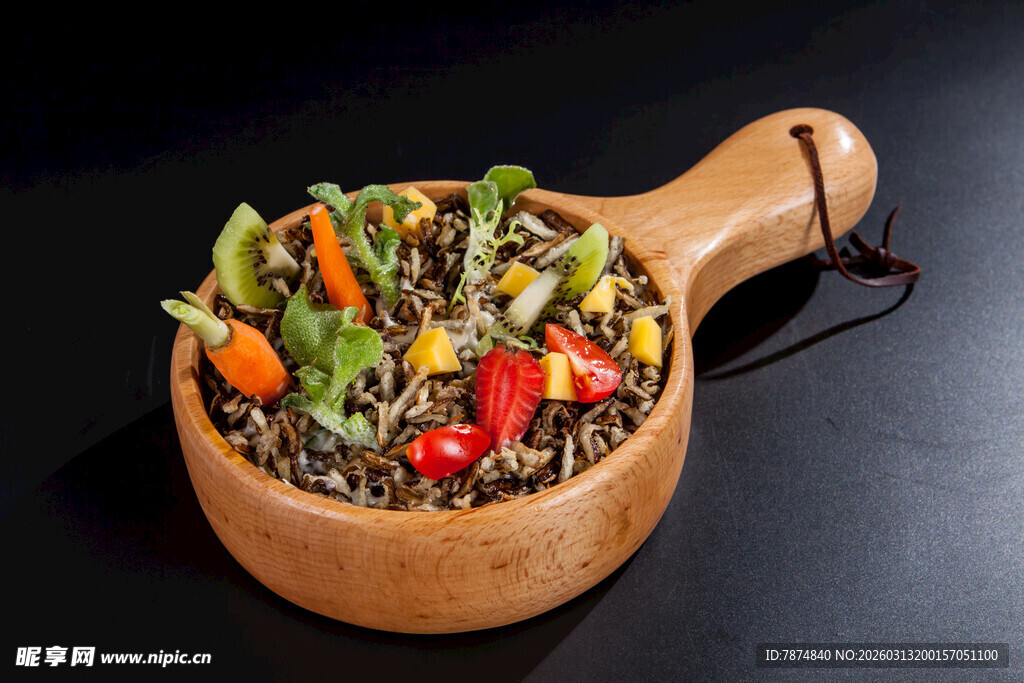 木碗装多彩蔬菜沙拉