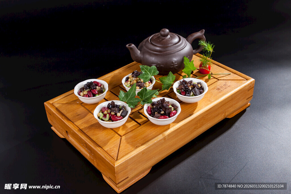 中式茶具与多样茶品展示