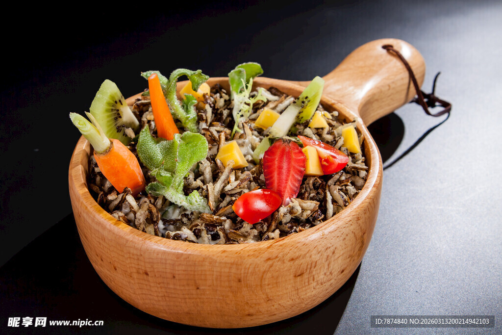 木碗中的多彩蔬菜拌饭