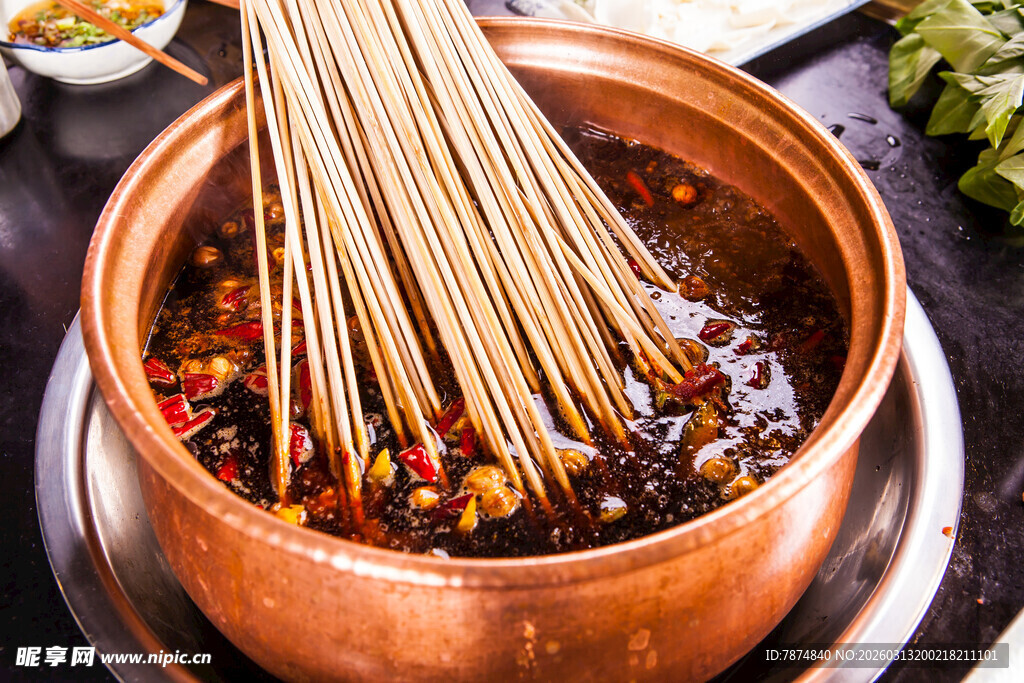 铜锅串串香 热辣美味诱人