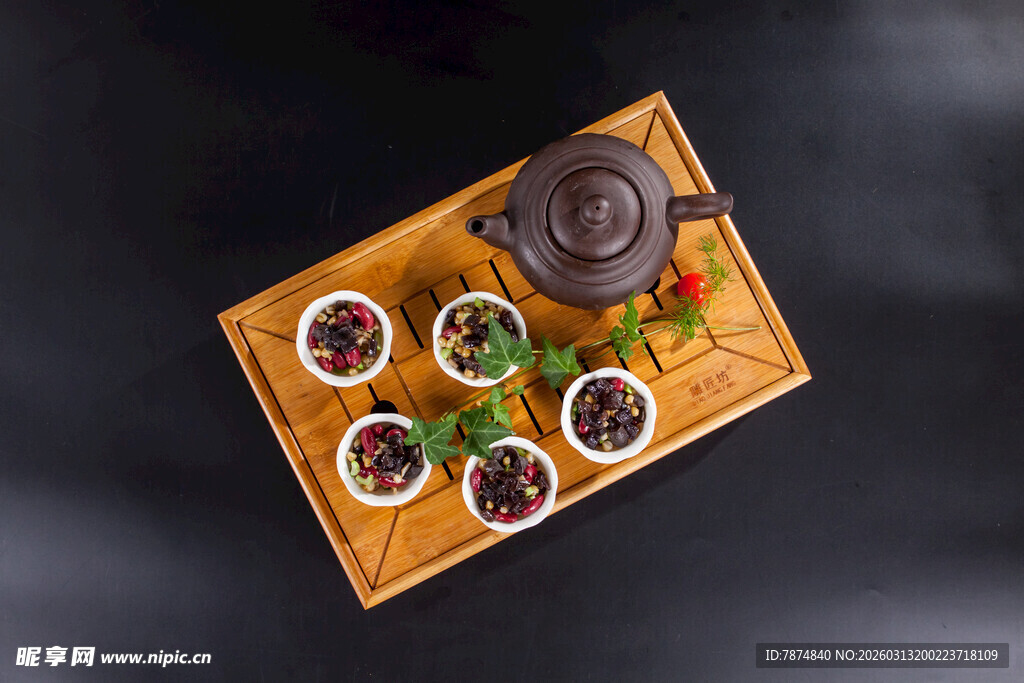 中式茶具与茶点组合