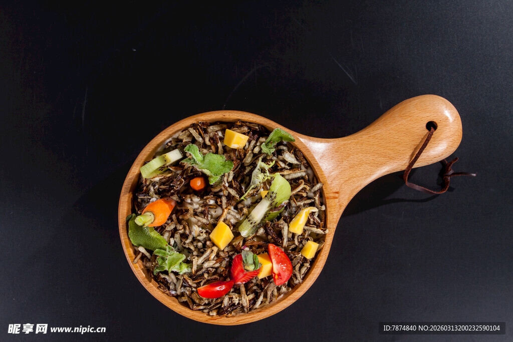 木勺中的多彩混合香料