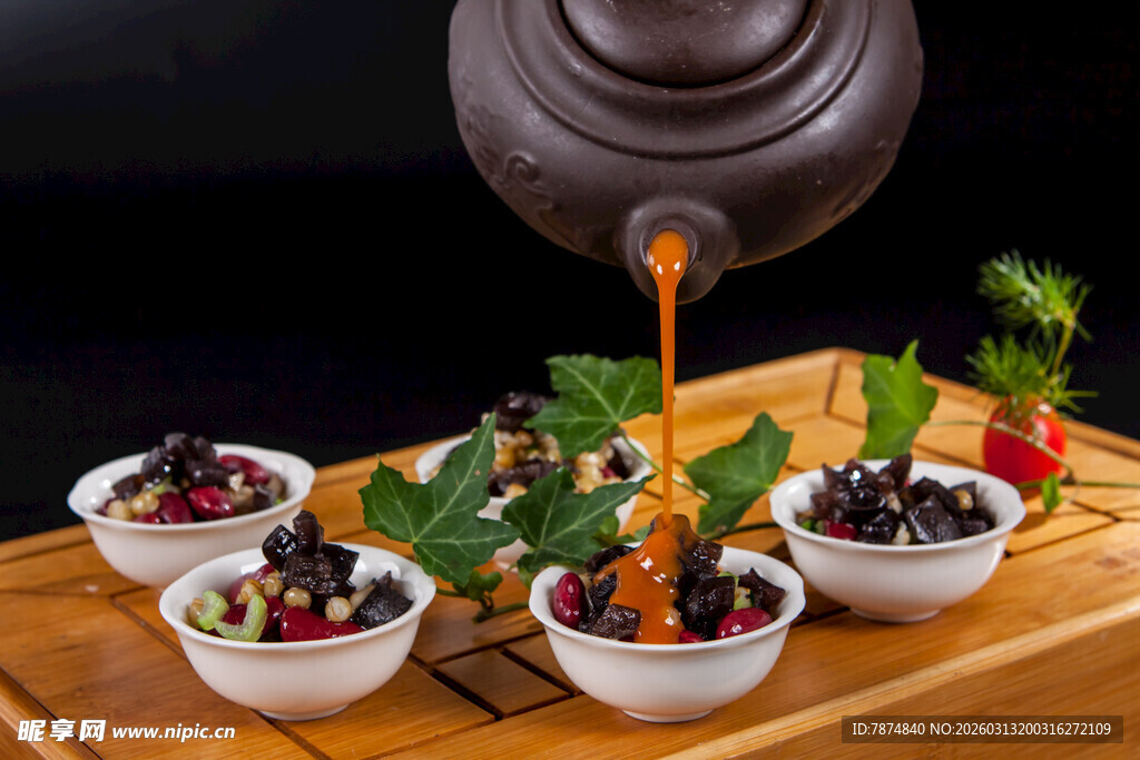 创意水果拼盘与茶壶造型