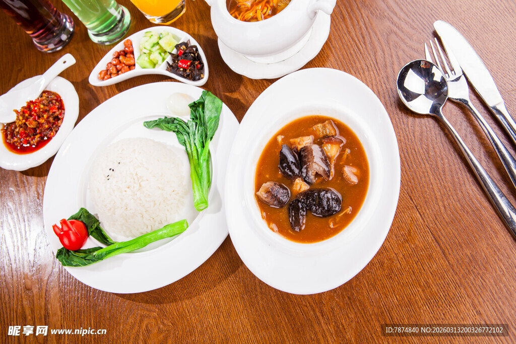 美味中式菜肴与米饭搭配