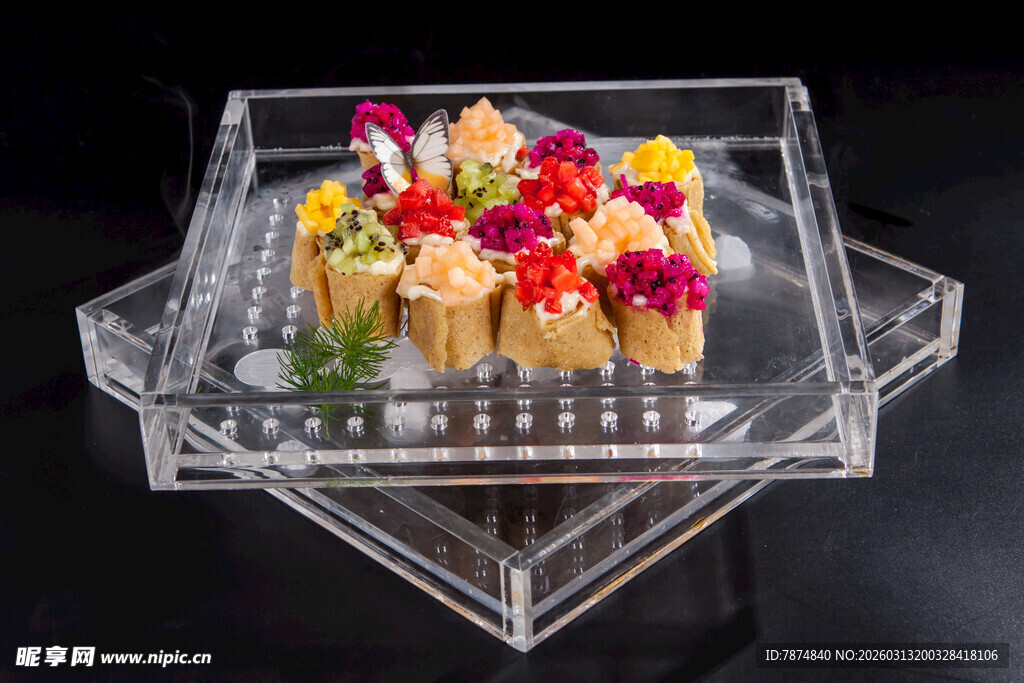 透明托盘上的多彩精致点心