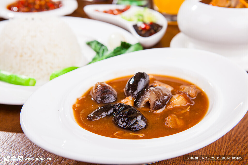 美味红烧海参配多样菜肴