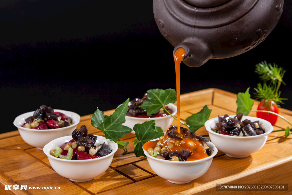 精致小碟美食正被浇汁