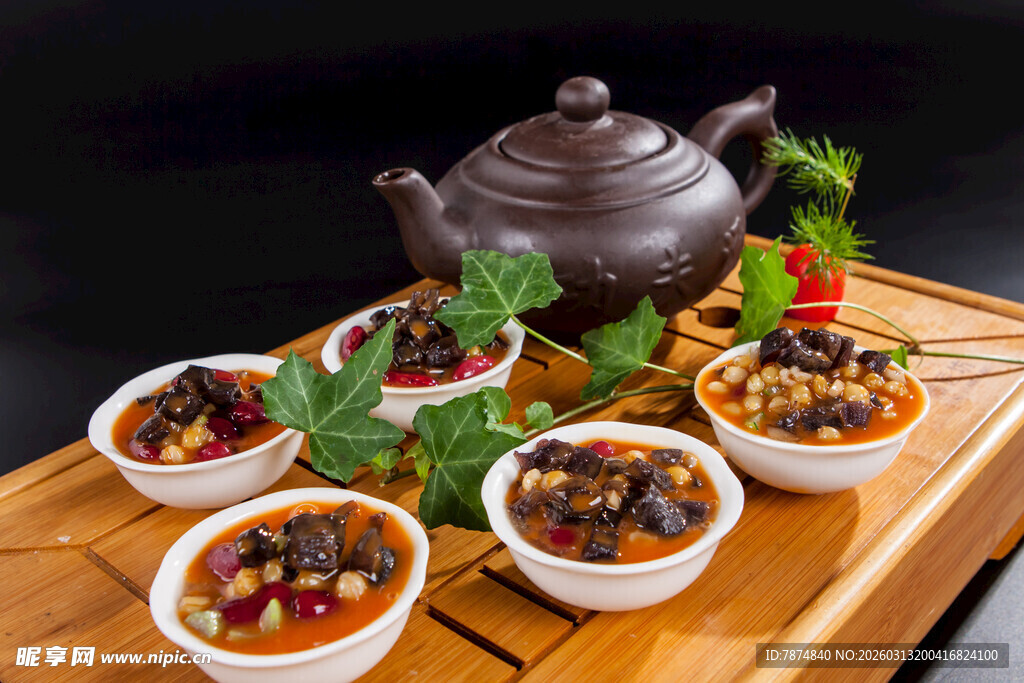 精致中式茶点与茶具组合