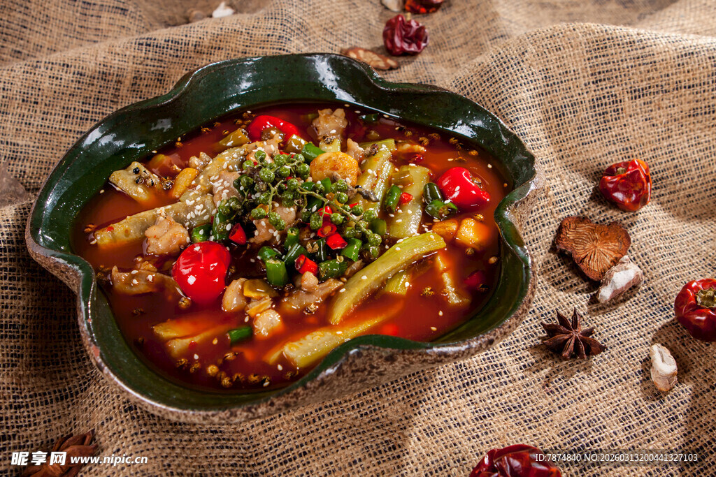 美味香辣水煮鱼摆拍图