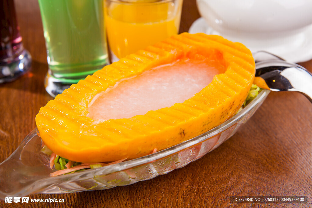 透明碗中的特色水果拼盘