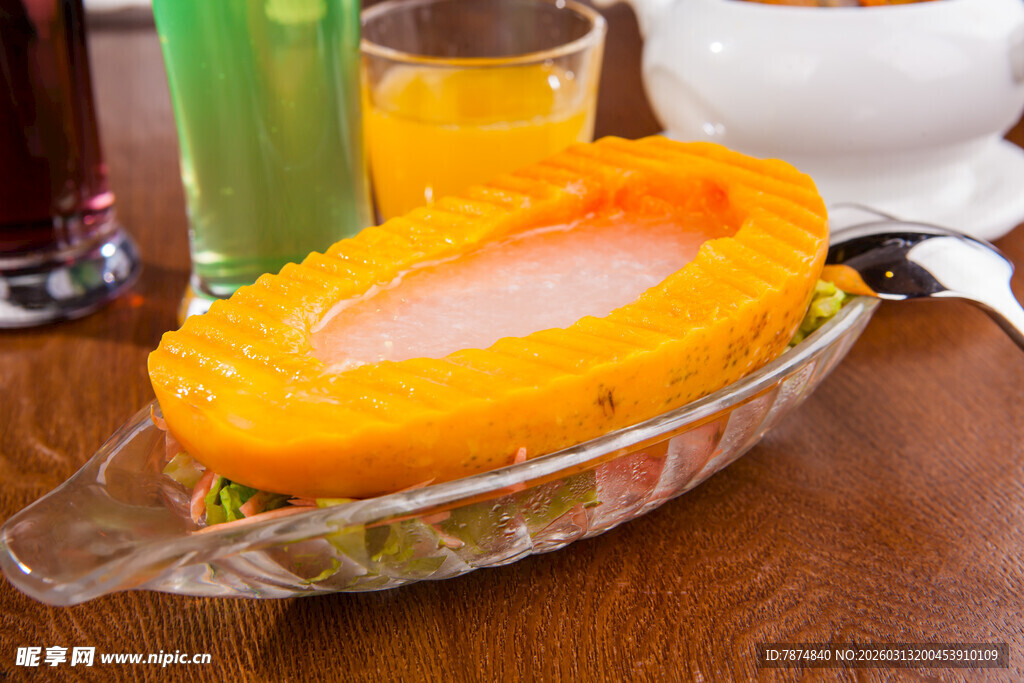 透明盘中的美味木瓜沙拉