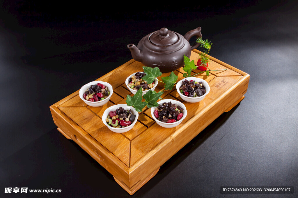 中式茶具与精致茶点组合