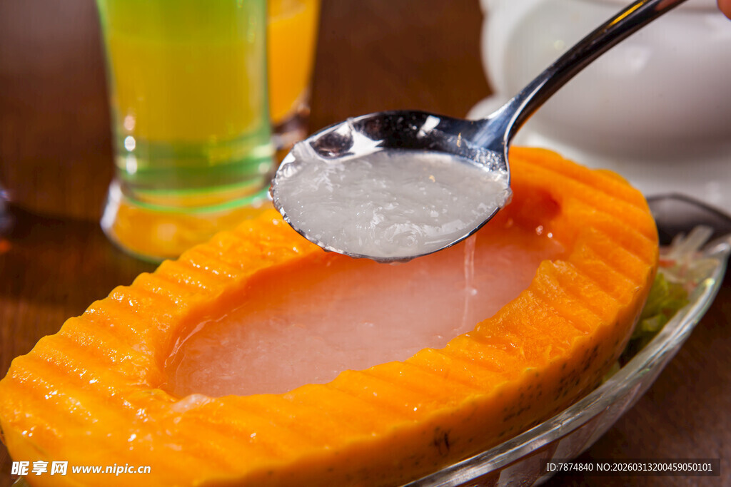 木瓜上撒白糖的美味瞬间