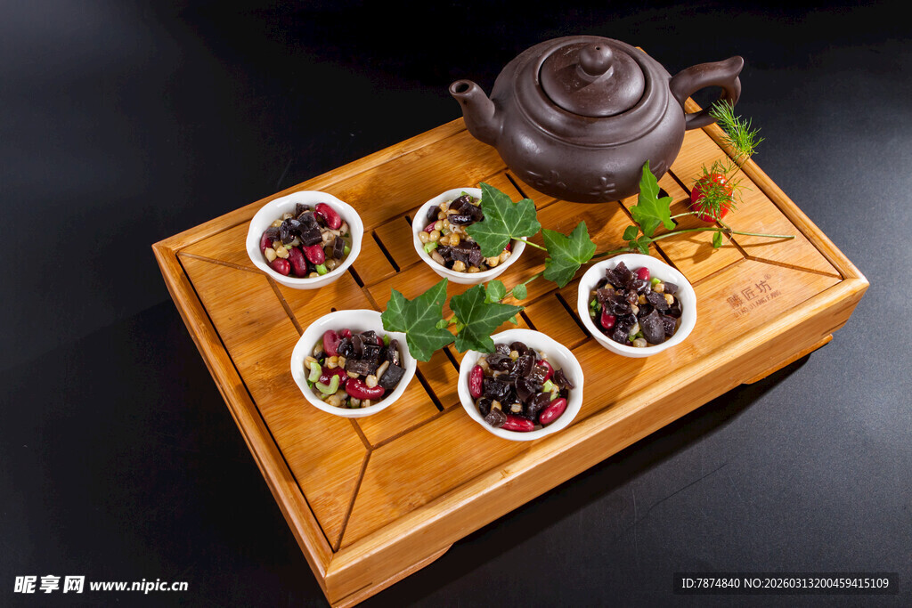 中式茶具配精致茶点