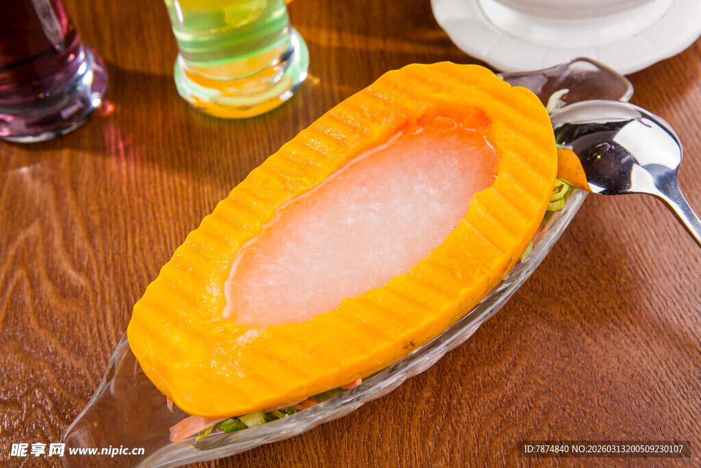 切开的木瓜置于盘上