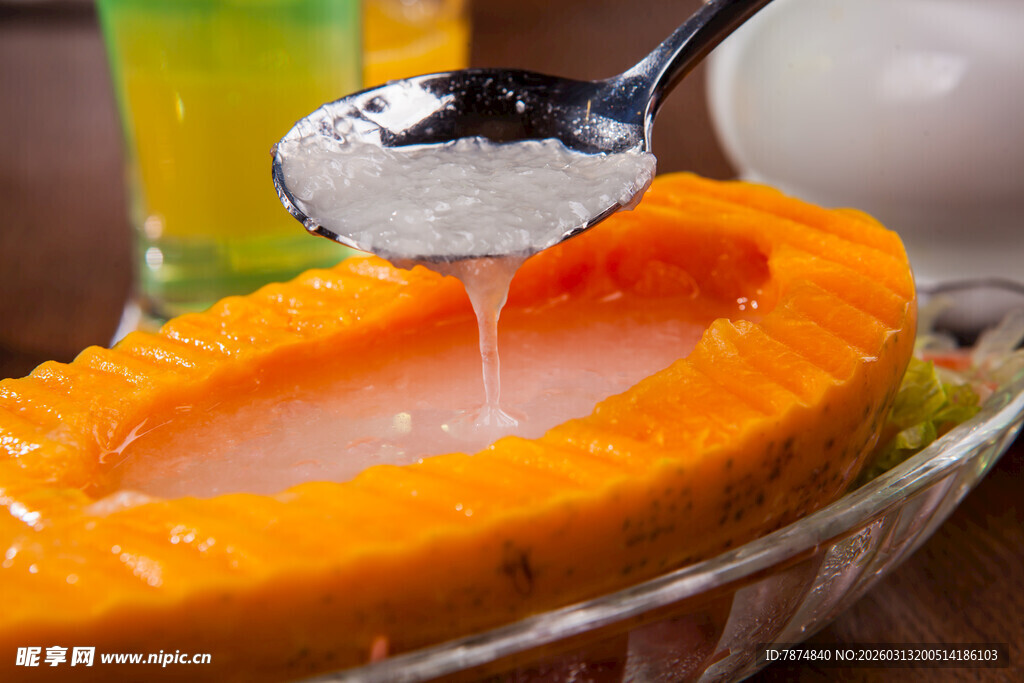 木瓜舀出果肉加饮品中