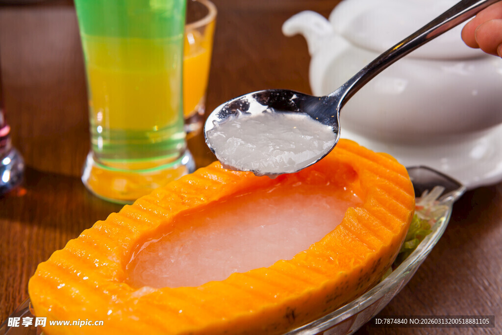 木瓜上撒白糖的美味瞬间