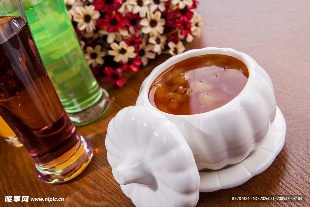 陶瓷碗盛的美味热汤