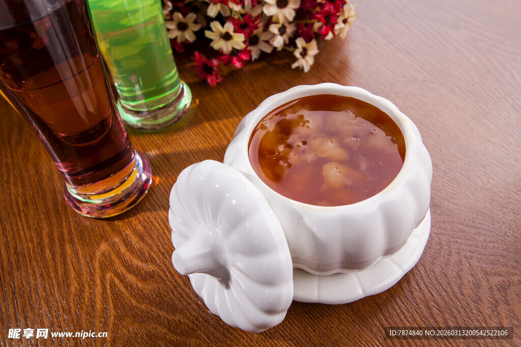 陶瓷碗装的美味热汤