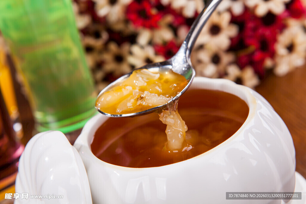 舀起一勺美味南瓜汤
