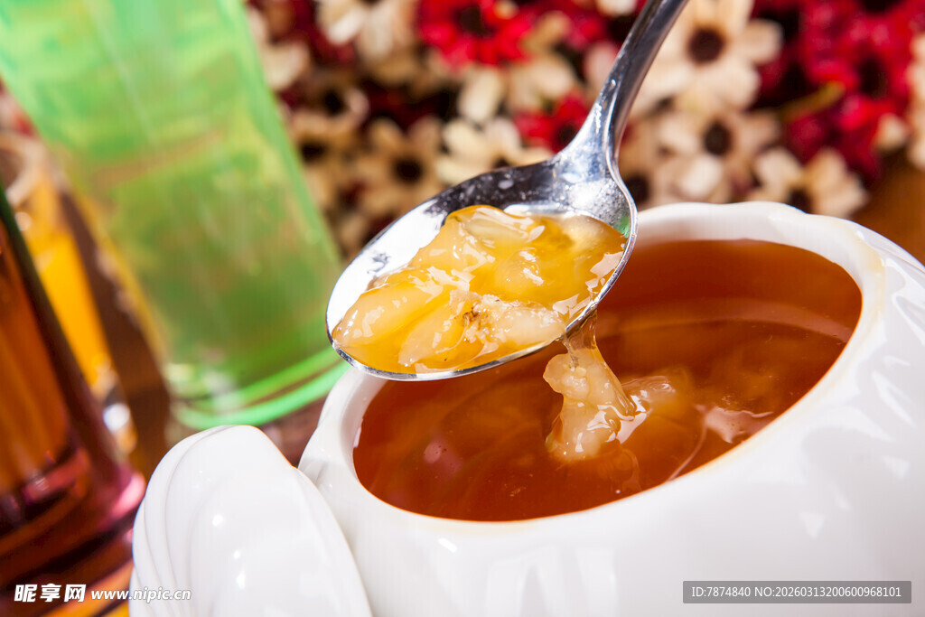 美味浓汤一勺舀起
