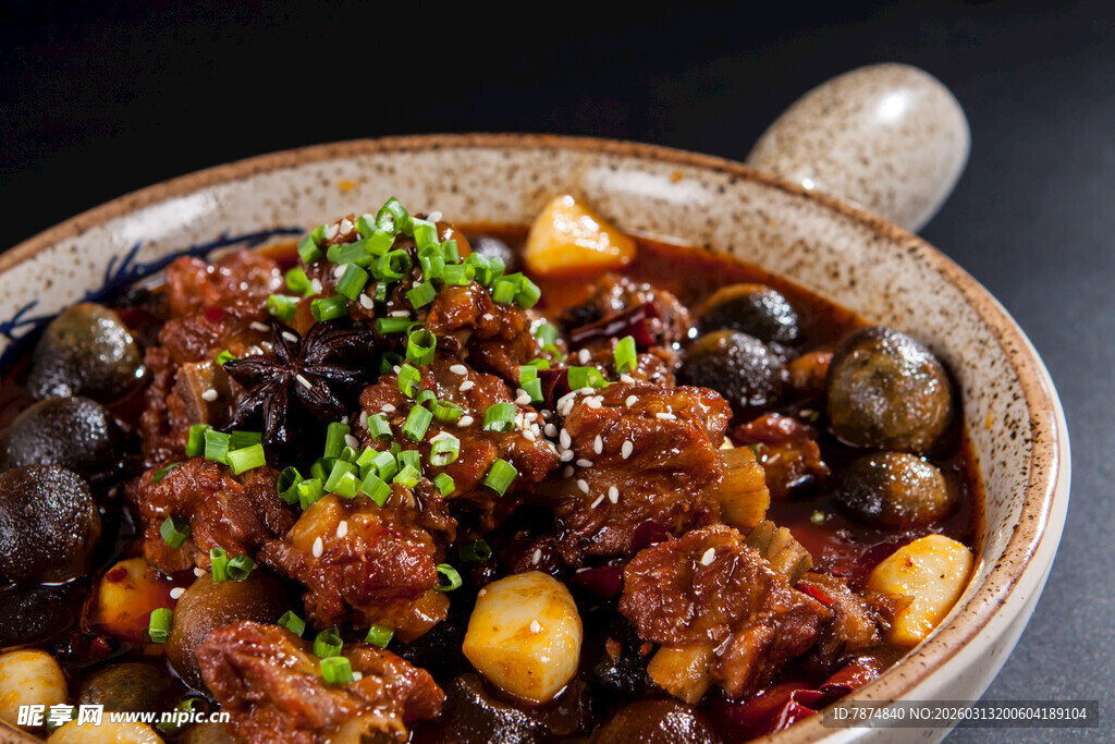 美味红烧排骨炖鹌鹑蛋