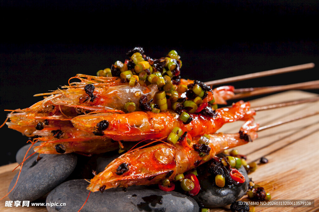 美味烤虾串 点缀多彩食材