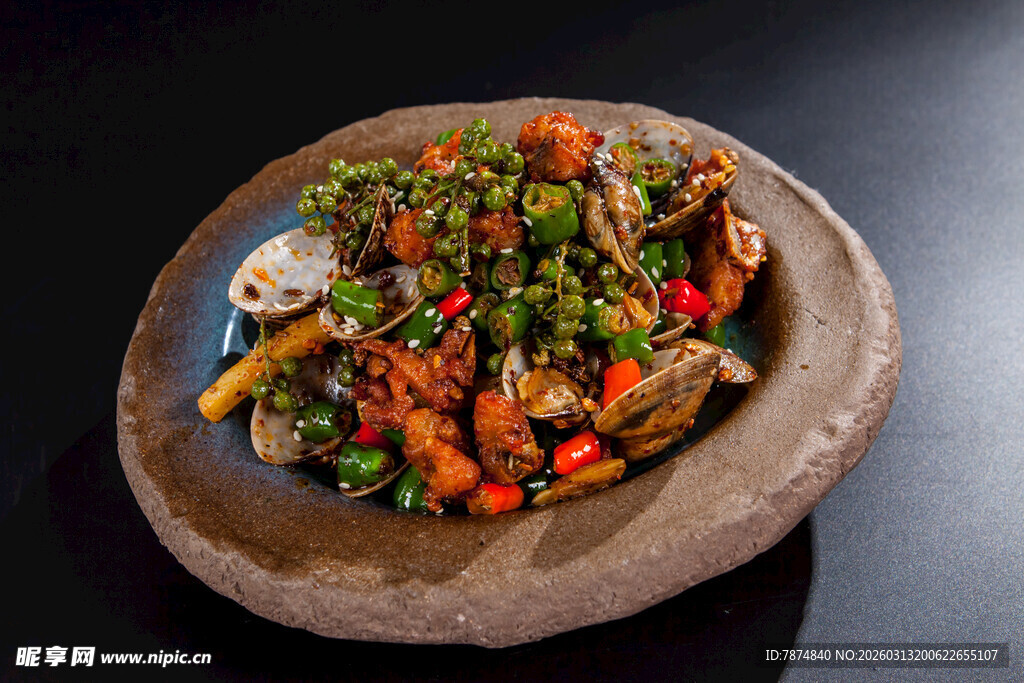 多彩蔬菜搭配美味烤鱼