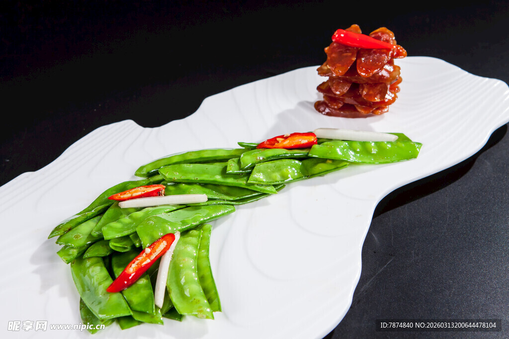 翠绿生菜配精致酱卤排骨