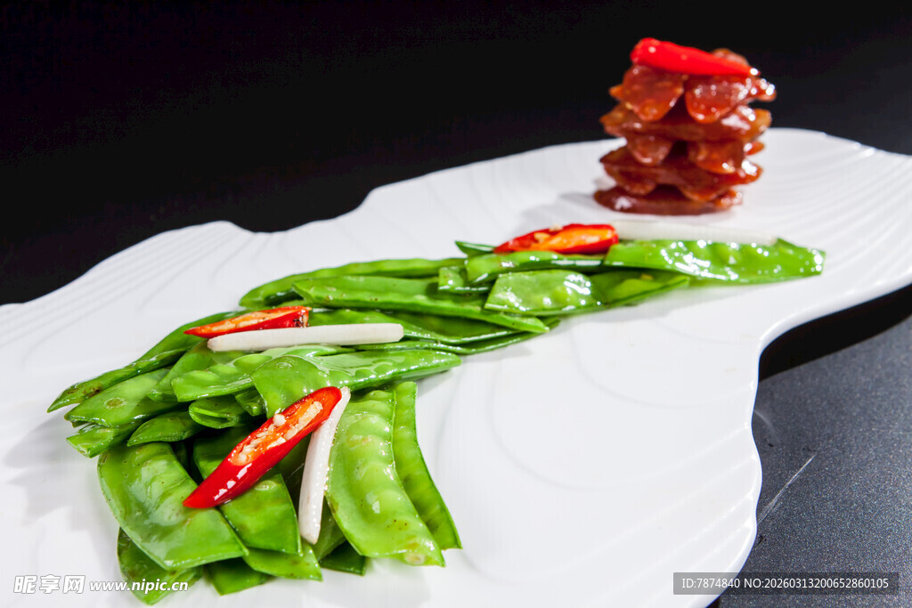 清炒时蔬配特色红椒点缀