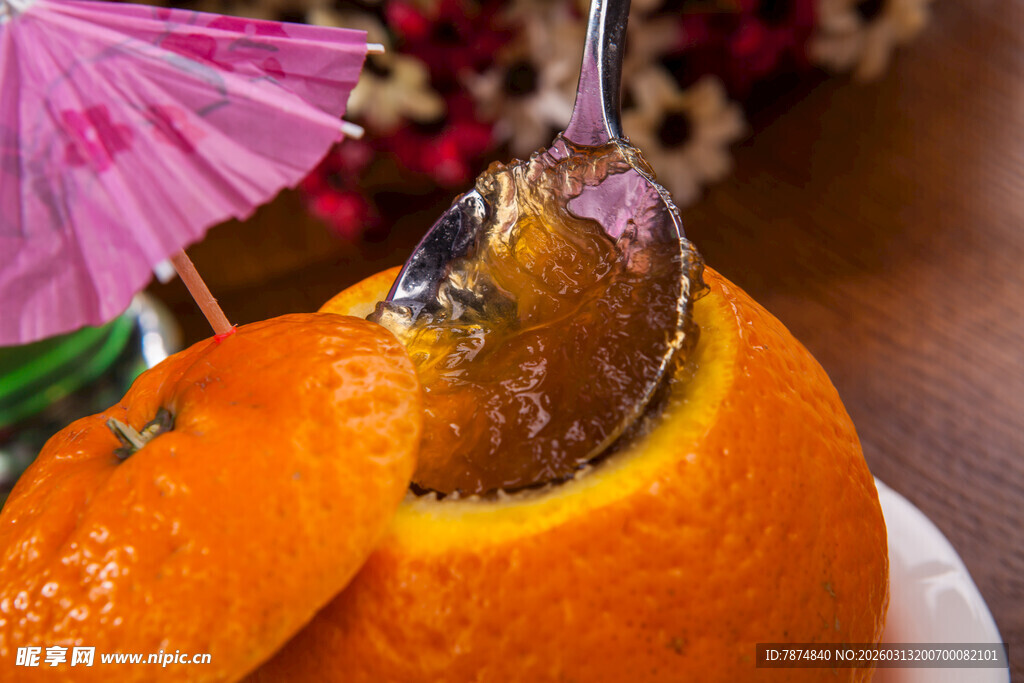 橙子杯中的创意鸡尾酒